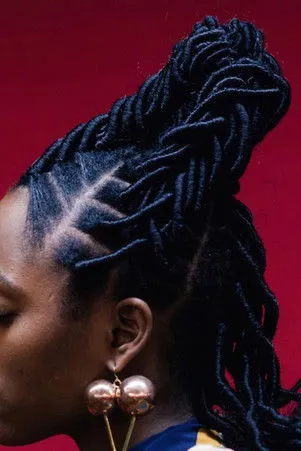 Barbie Ferreira interpreta a  en A-Z of Hair