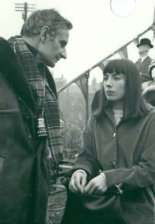 Shelagh Delaney interpreta a Self en -about 'The White Bus'