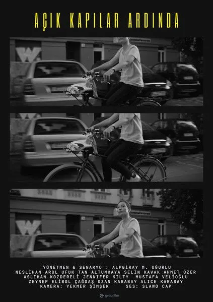 Selin Kavak interpreta a  en Açık Kapılar Ardında