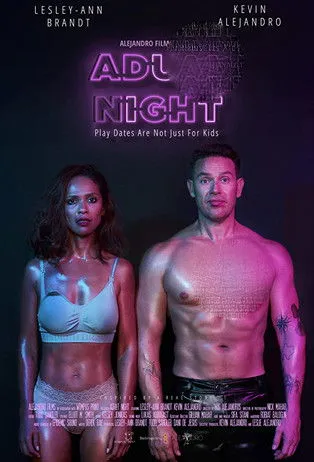 Lesley-Ann Brandt interpreta a Leslie en Adult Night
