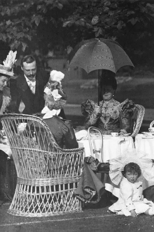 Duke of Saxe-Coburg and Gotha Alfred interpreta a Self en Afternoon Tea in the Gardens of Clarence House