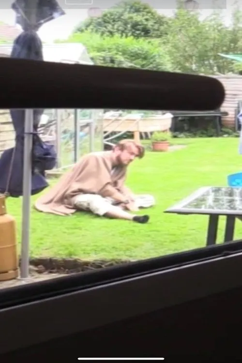 Robert J. Fraser interpreta a Man en Afterwalker