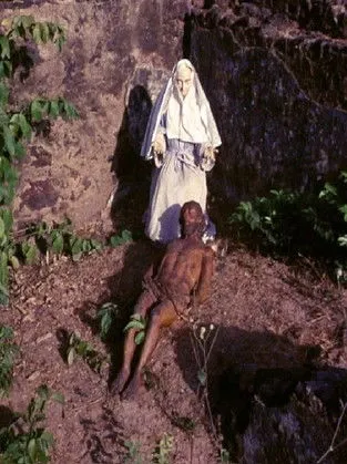 Cecil Thiré interpreta a Narrador en Alcântara: Cidade Morta