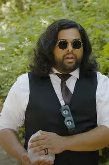 Kwesi Phillips interpreta a Comms Officer Phillips en All My Planets