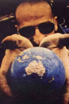 Nicos Lathouris interpreta a en All That Is Solid