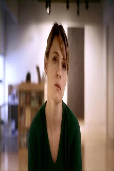 Amy Seimetz interpreta a  en All That She Surveys