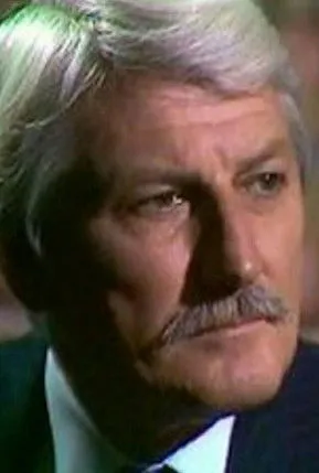 Andrew M. Greenwood interpreta a en All the Advantages