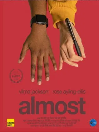 Rose Ayling-Ellis interpreta a Sarah en Almost