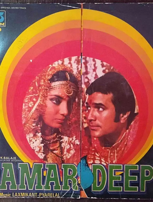 Bindu Desai interpreta a en Amar Deep