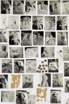 Günter Brus interpreta a The masochistic husband en Amore - Aktion mit einem Masochisten