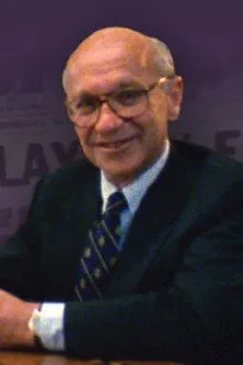 Robert McKenzie interpreta a  en Anatomy of Crisis