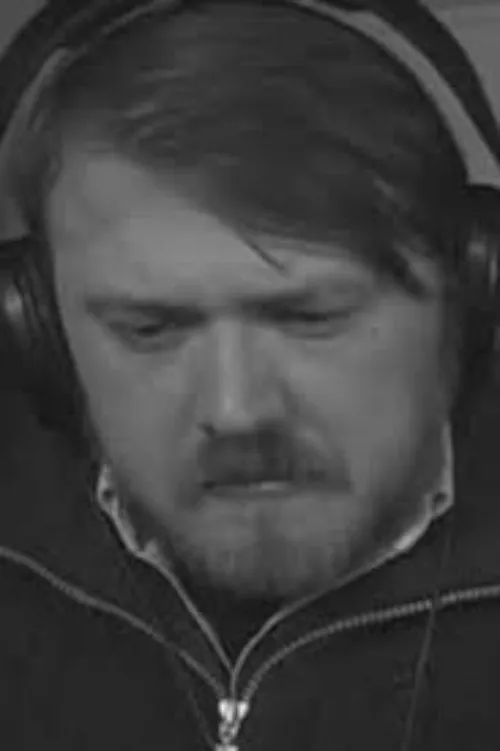 Adam Craycroft interpreta a en And He Just Comes Around and Dances with You