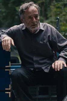 Kumrije Hoxha interpreta a Sanie en And the Wind Weeps