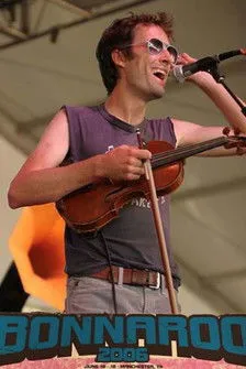 Andrew Bird interpreta a Himself en Andrew Bird at Bonnaroo 2006