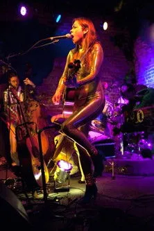 Jocie Adams interpreta a  en Arc Iris: Every Single Night