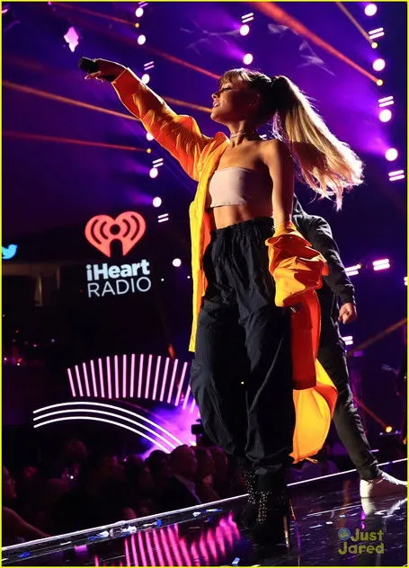 Ariana Grande interpreta a Self en Ariana Grande - iHeartRadio Music Festival