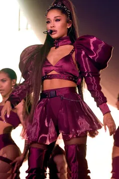 Ariana Grande interpreta a Self en Ariana Grande - Live In Coachella