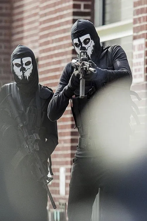 Logan Riley Bruner interpreta a John en Army of God