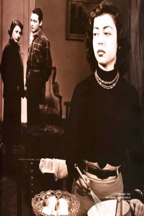 Aliye Çakar interpreta a en Aşk Istıraptır