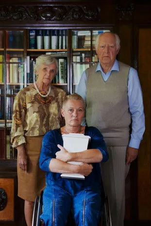 Hellen Willberg interpreta a Laura en Askan