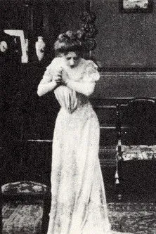 D.W. Griffith interpreta a Suitor en At the Crossroads of Life