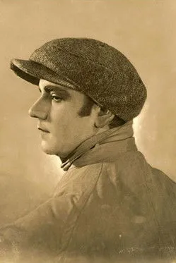 Dary Holm interpreta a en Auf gefährlichen Spuren