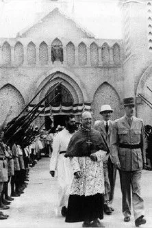 Richard Francoeur interpreta a Narrator en Autour de Brazzaville