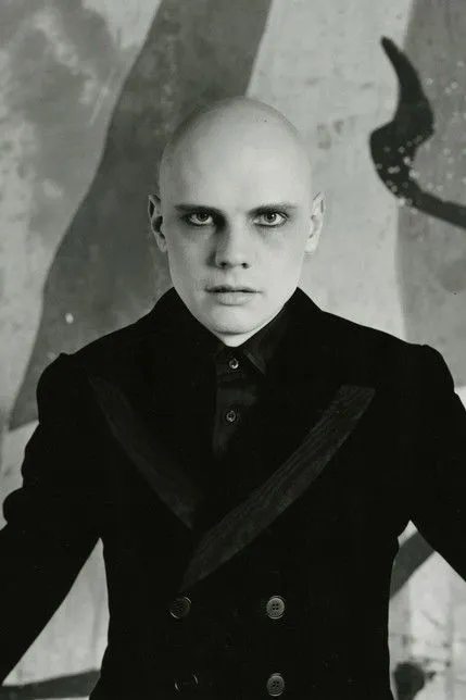 James Iha interpreta a en Ava Adore