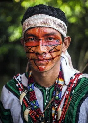 Benki Piyãko interpreta a Ele mesmo en Awotsi Yorenkatsi Tasori