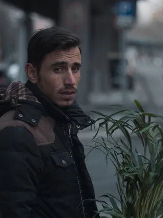 Paul Wollin interpreta a Security en Azzam