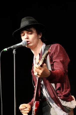Pete Doherty interpreta a (Himself) en Babyshambles: Glastonbury 2007