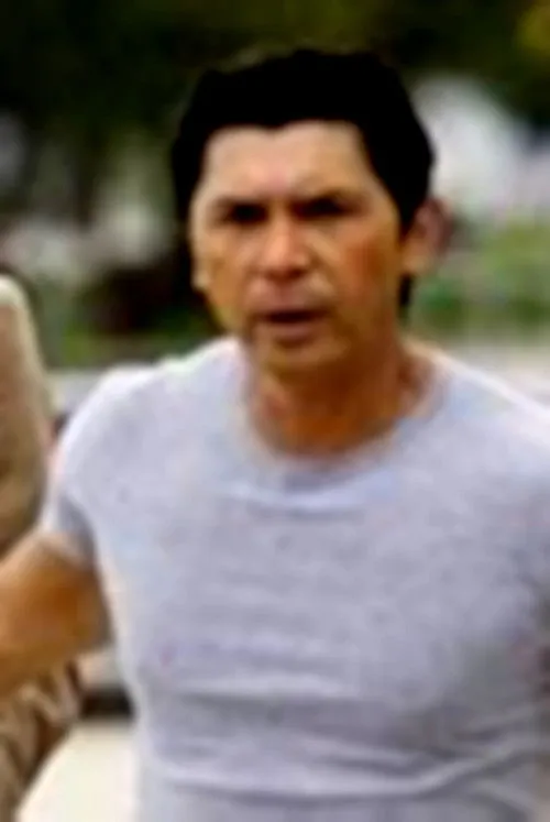 Billy Burke interpreta a  en Backyards & Bullets