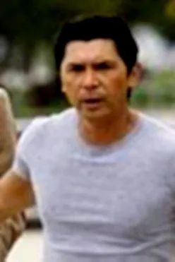 Mathew St. Patrick interpreta a en Backyards & Bullets