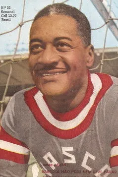 Silvio Almeida interpreta a Self en Barbosa: 100 anos de perdão