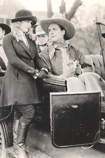 Mary Beth Milford interpreta a Gladys Denton en Bashful Whirlwind
