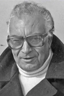 Zülfü Livaneli interpreta a Himself en Başrol (Yaşar Kemal)