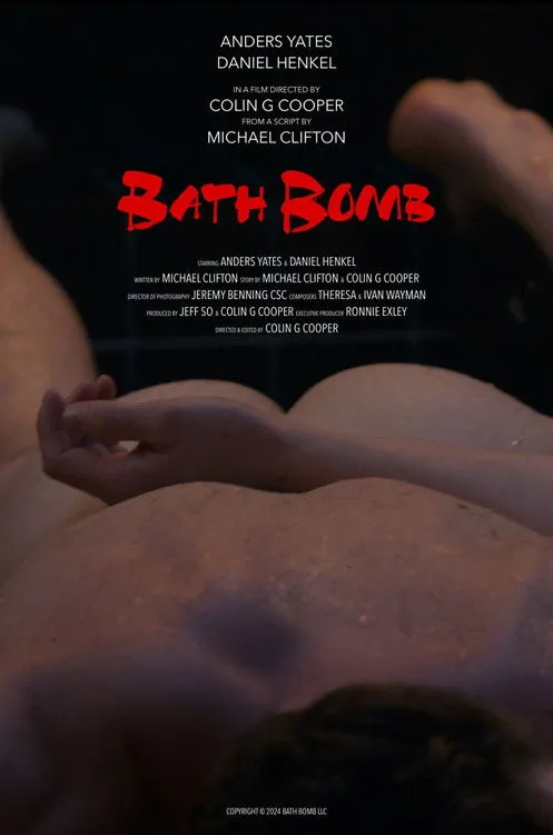Anders Yates interpreta a  en Bath Bomb