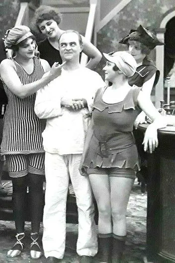 Hugh Fay interpreta a The Newlywed Bridegroom en Bath Tub Perils