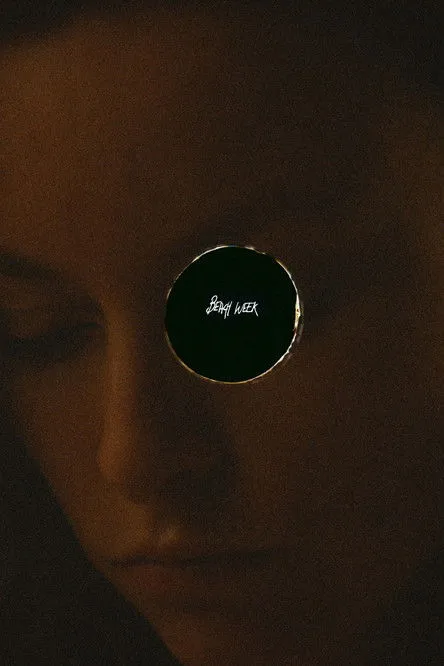 Deragh Campbell interpreta a Yeardley en Beach Week