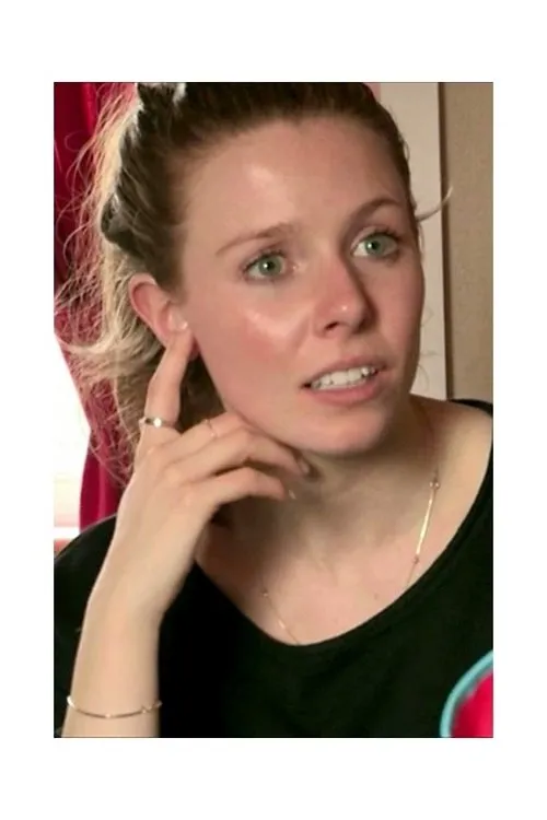 Stacey Dooley interpreta a Herself - Presenter en Beaten by My Boyfriend