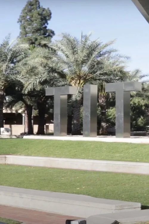 Shane Geller interpreta a Self en Behind the Laugh: Funny People Society Cut