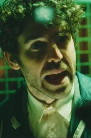 Paul Ready interpreta a Devlin en Beside Himself