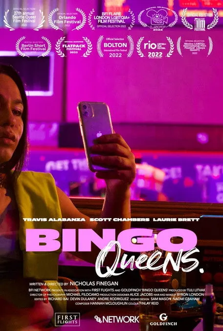 Julia Westcott-Hutton interpreta a Donna en Bingo Queens