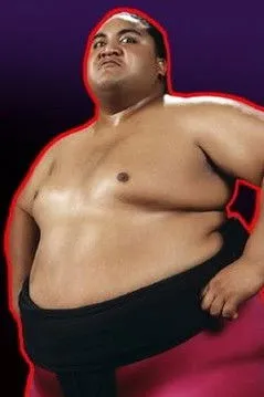 Rodney Anoa?i interpreta a Yokozuna / Self en Biography: Yokozuna