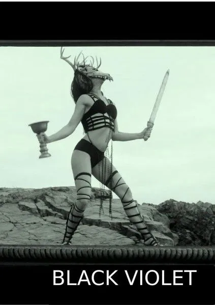 Kayli Tran interpreta a  en Black Violet