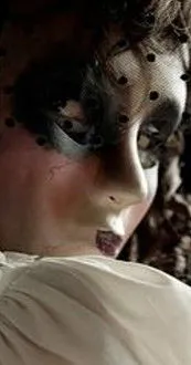 Angelina Prendergast interpreta a The doll en Blood Bath