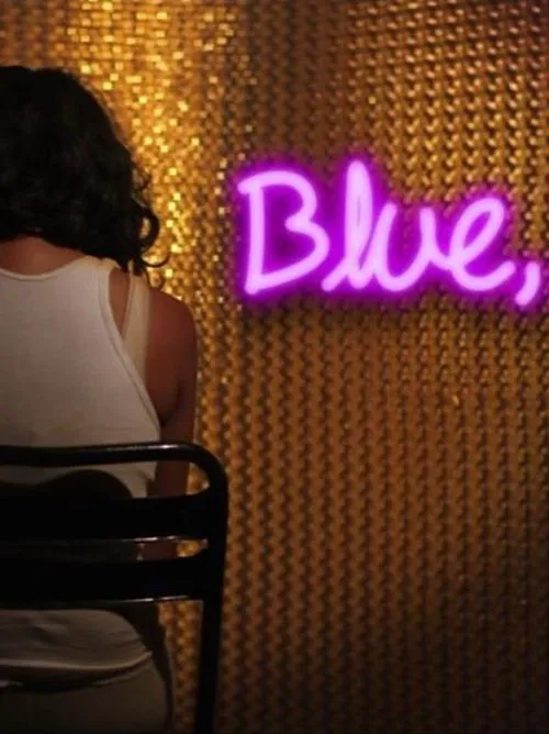 Sunita Mani interpreta a Darling en Blue, Blue