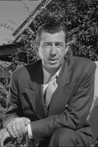 Chips Rafferty interpreta a Self en Bring Out a Briton