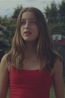 Bracken Hanke interpreta a Katie en Broken Bunny