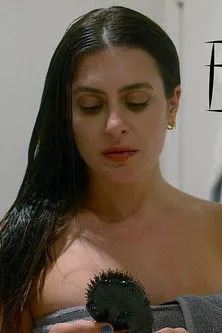 Lauren Marini interpreta a Lauren en BRUSH